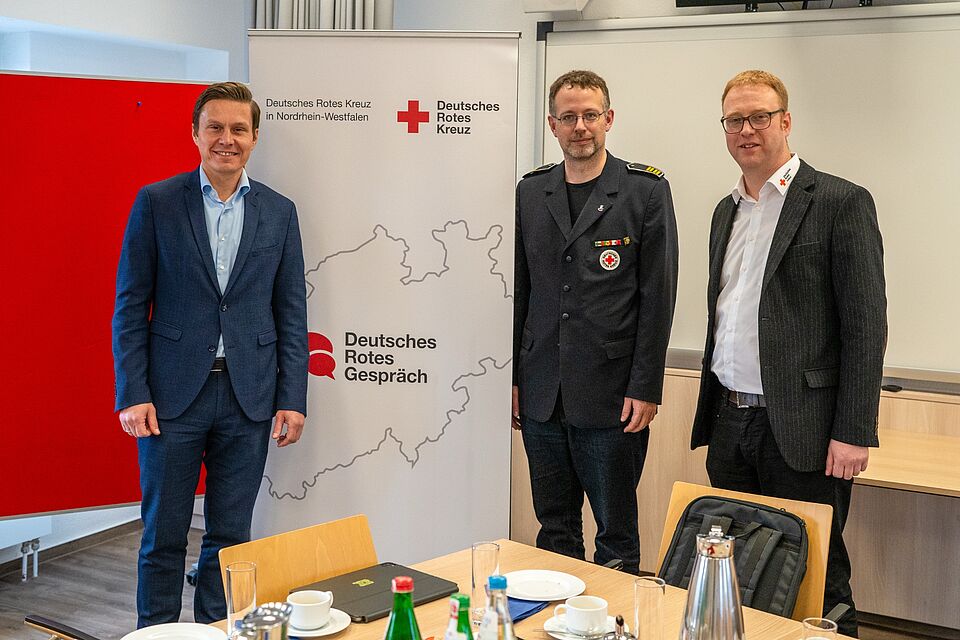 Unser Foto zeigt von links Dr. Hasan Sürgit, Vorstand DRK-Landesverband Westfalen-Lippe, Alexander Hermelink, Kreisrotkreuzleiter DRK-Kreisverband Herford-Land und Peter Alsbach, Fachbereichsleiter Gesundheitlicher Bevölkerungsschutz des DRK-Landesverbandes Westfalen-Lippe