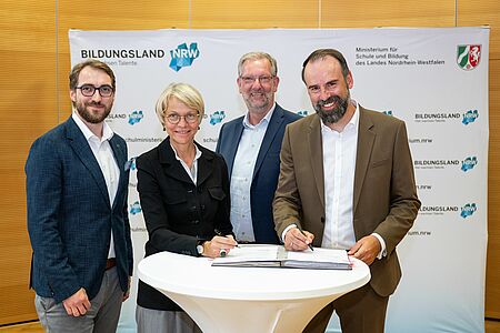 Schulministerin Dorothee Feller und die Vertreter des DRK in NRW bei der Unterzeichnung der Kooperationsvereinbarung