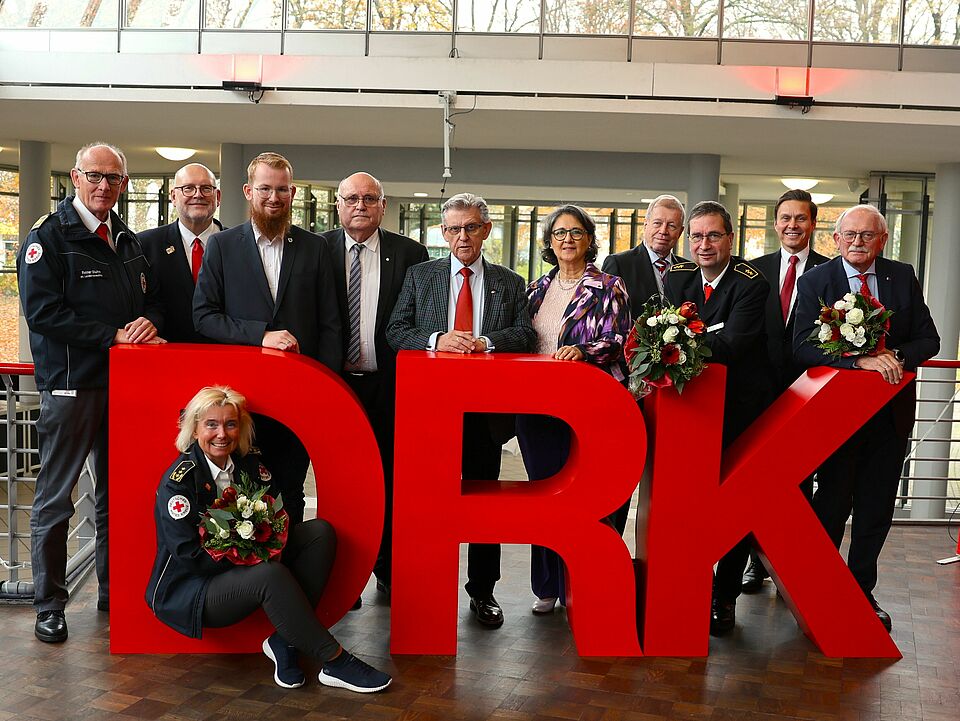 Unser Foto zeigt das Präsidium, den Vorstand und den Vorsitzenden Schiedsgericht des DRK-Landesverbandes Westfalen-Lippe bei der Landesversammlung in Soest.
