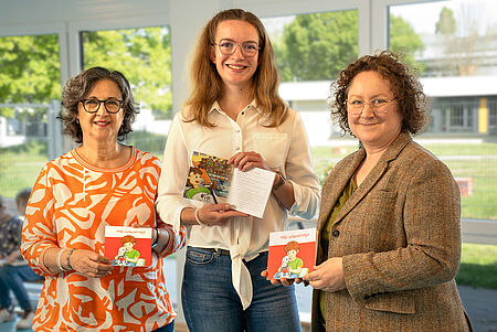 (v.li.) Nilgün Özel (Vizepräsidentin DRK-Landesverband Westfalen-Lippe), Vera Gerstenberger (Illustratorin) und Dr. Mareike Menne (Autorin)
