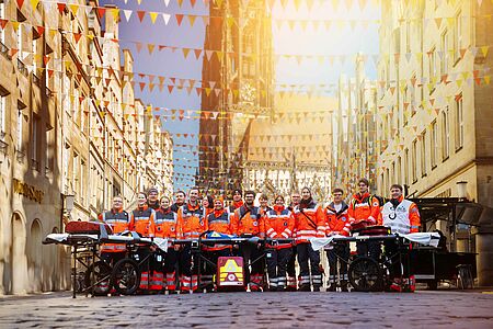 Vor dem Beginn des Rosenmontagsumzugs in Münster stellte sich ein Teil der DRK-Einsatzkräfte für ein Gruppenfoto auf dem Prinzipalmarkt zusammen.