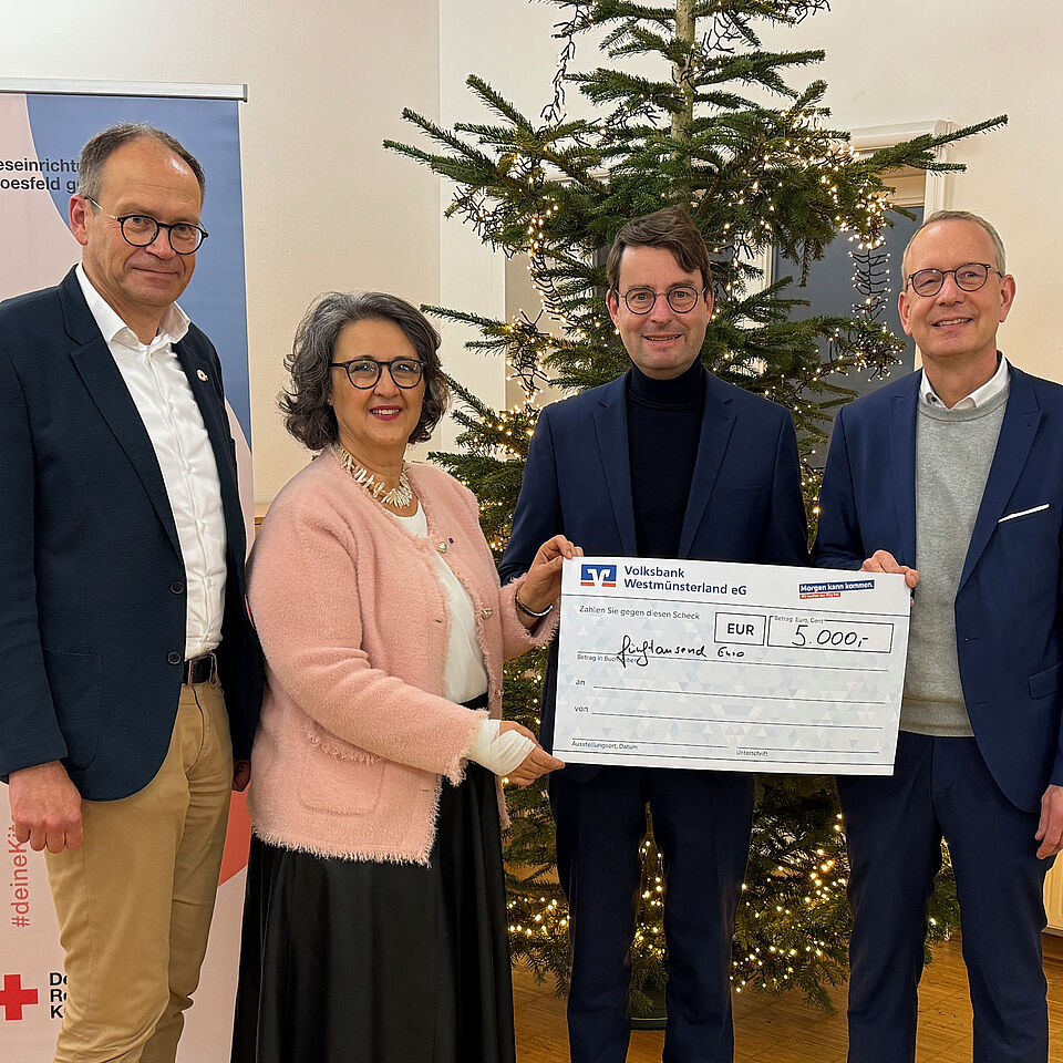 5000 Euro für den SofHi-Fonds an Gründerin Nilgün Özel, Vizepräsidentin des DRK-Landesverbands, Schirmherr des Projekts ist Regierungspräsident Andreas Bothe (2.v.r.), DRK-Vorstand Christoph Schlütermann (l.) und Volksbank-Vorstand Matthias Entrup überreichten den Scheck in Coesfeld 