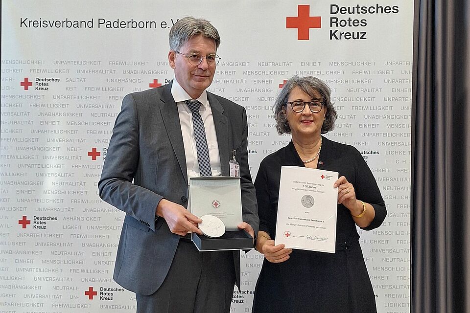 Nilgün Özel überreichte Dr. Lambert Löer die Henry-Dunant-Plakette des DRK-Bundesverbandes zum 150-jährigen Bestehen des DRK-Kreisverbandes Paderborn. Nilgün Özel überreichte Dr. Lambert Löer die Henry-Dunant-Plakette des DRK-Bundesverbandes zum 150-jährigen Bestehen des DRK-Kreisverbandes Paderborn.