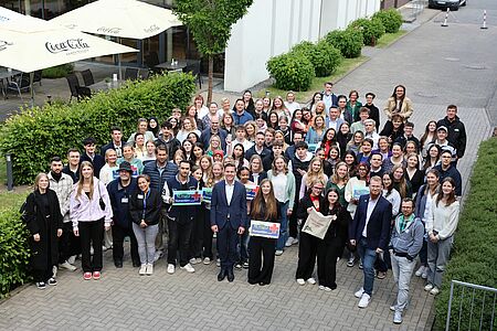 Teilnehmende der Feier auf dem DRK-Campus in Münster 