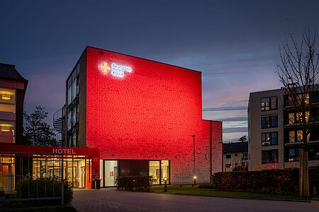 Das beleuchtete DRK-Tagungshotel in Münster