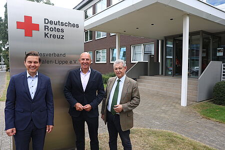 v.l.n.r.: Dr. Hasan Sürgit (Vorstand DRK-Landesverband Westfalen-Lippe), Dr. Georg Lunemann (LWL-Landesdirektor) und Dr. Fritz Baur (Präsident DRK-Landesverband Westfalen-Lippe).