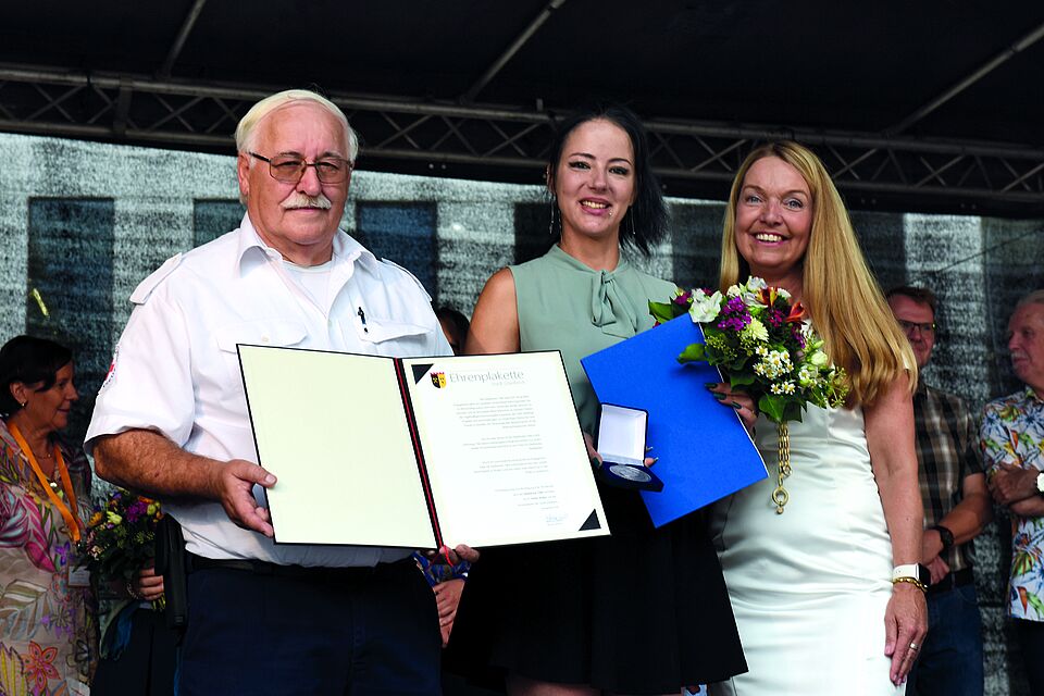 (v.li.) Der Präsident des DRK Gladbeck Wilhelm Walter, die Leiterin der Tafel Jennifer Bartschat und Bürgermeisterin Bettina Weist (v.li.) Der Präsident des DRK Gladbeck Wilhelm Walter, die Leiterin der Tafel Jennifer Bartschat und Bürgermeisterin Bettina Weist